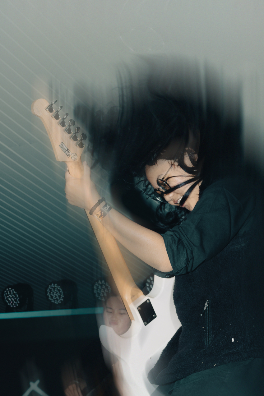 Jeje gitaris Gassandra tampil live